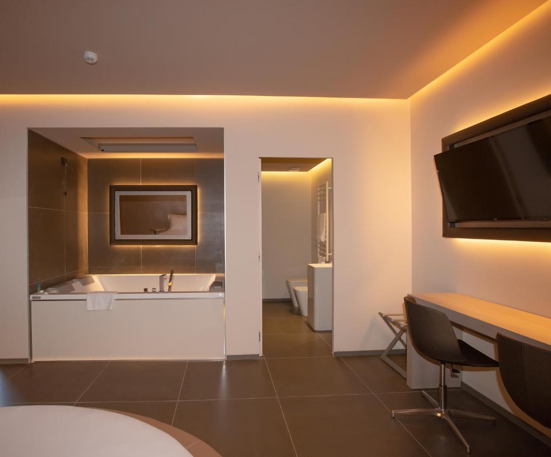 Charlie Motel 4*