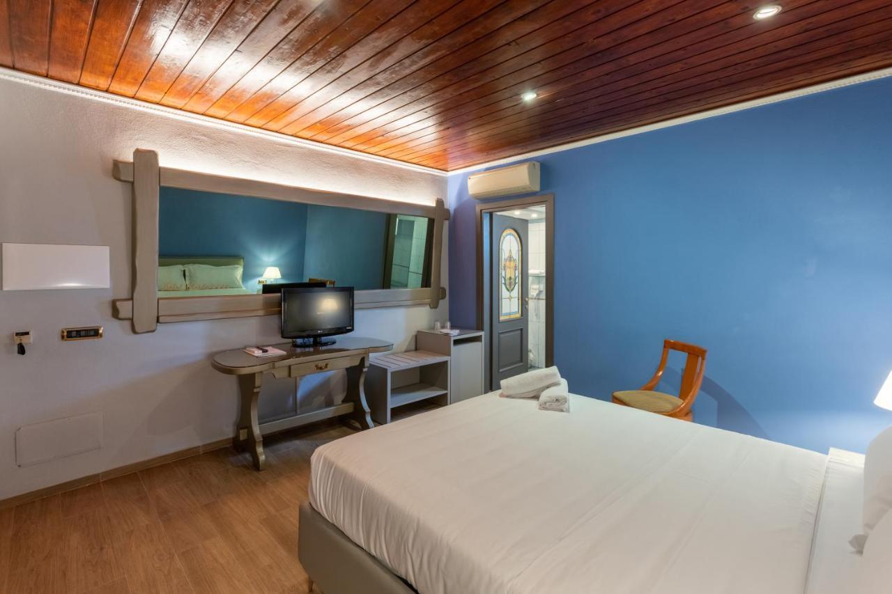 Charlie Motel 4*